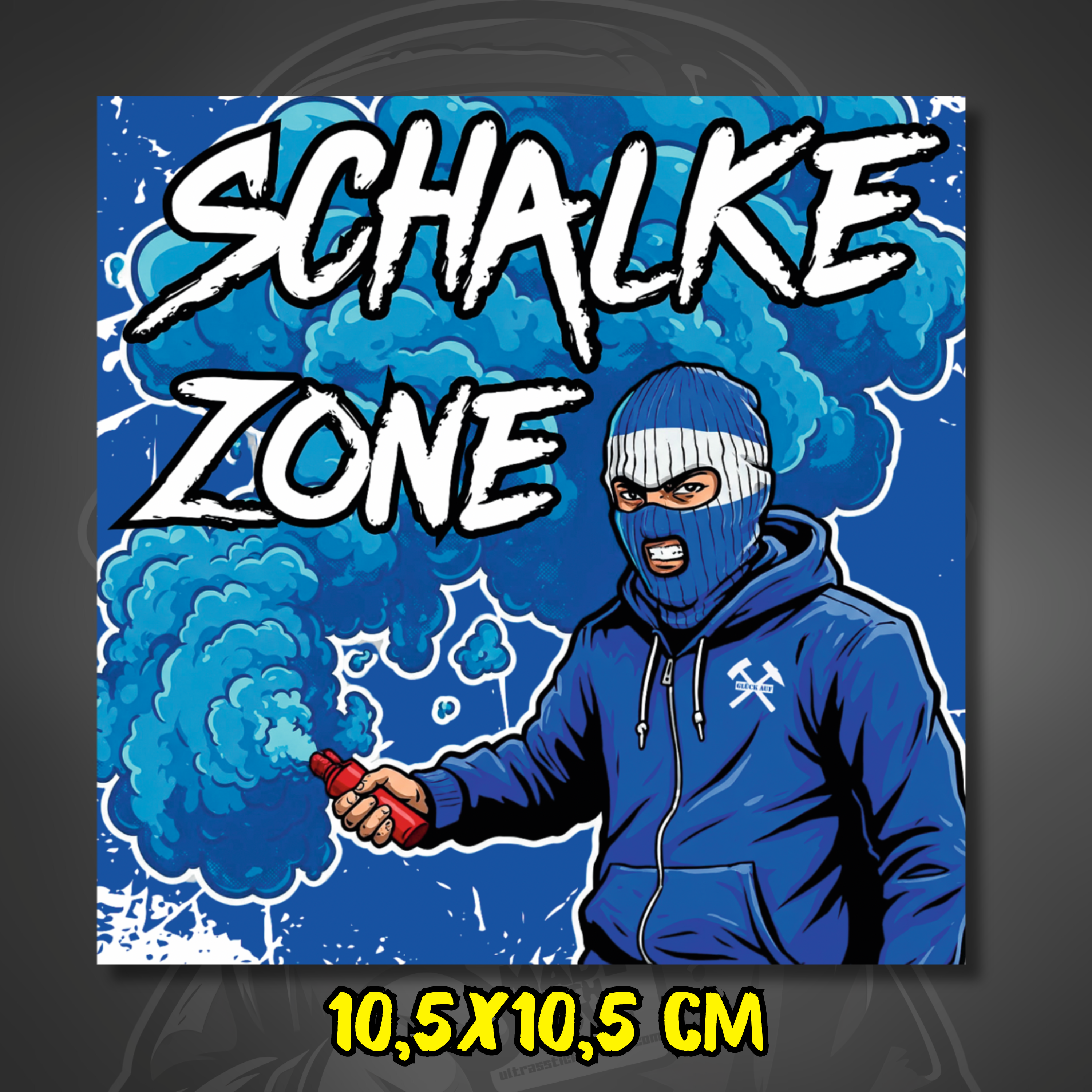 Blau-weißer Sticker mit der Aufschrift „Schalke Zone“. Ein Vermummter hält einen roten Rauchtopf, dahinter steigt blauer Rauch auf. Auf der Jacke sind gekreuzte Werkzeuge und „Glück auf“ zu sehen.