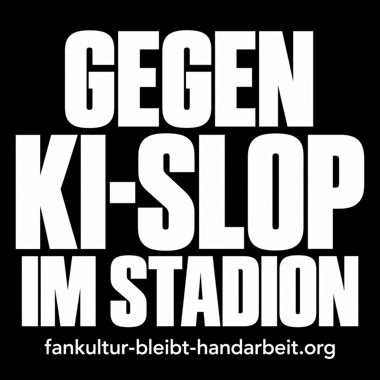 Quadratischer schwarzer Sticker mit weißer Schrift: „Gegen KI-Slop im Stadion“. Unten steht fankultur-bleibt-handarbeit.org.