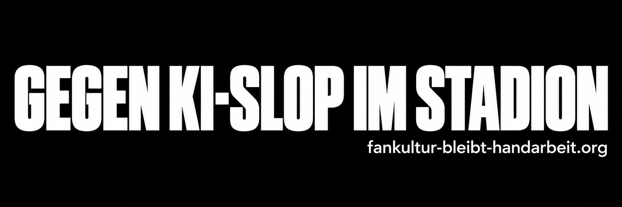 Länglicher schwarzer Sticker mit weißer Schrift: „Gegen KI-Slop im Stadion“. Darunter steht fankultur-bleibt-handarbeit.org.
